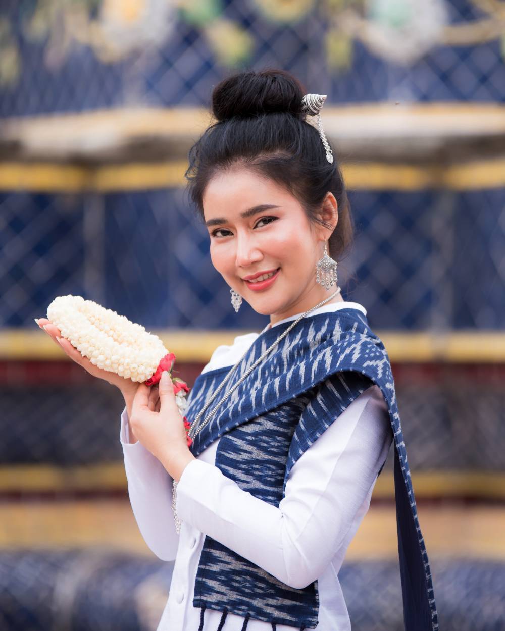 ทรงเกล้ามวยยกสูง (เครดิต: shutterstock)