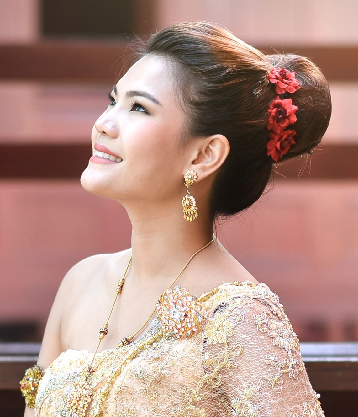 เกล้าผมสูงประดับช่อดอกไม้ (Credit: Rex by Shutterstock)