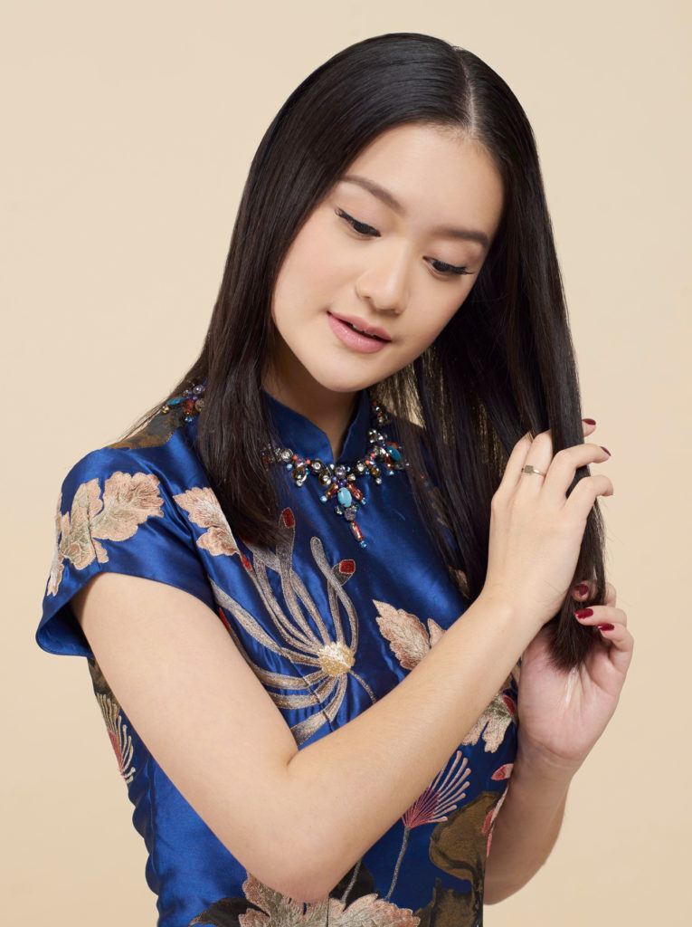 สาวเอเชีย ลูบผม ผมยาวตรง แสกกลาง 