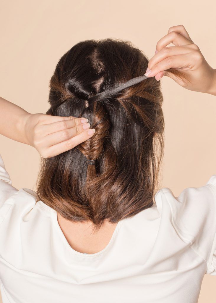 ผู้หญิงเอเชีย ผมสั้นประบ่า สาธิตวิธีทำผม ถักเปียก้างปลาครึ่งหัว