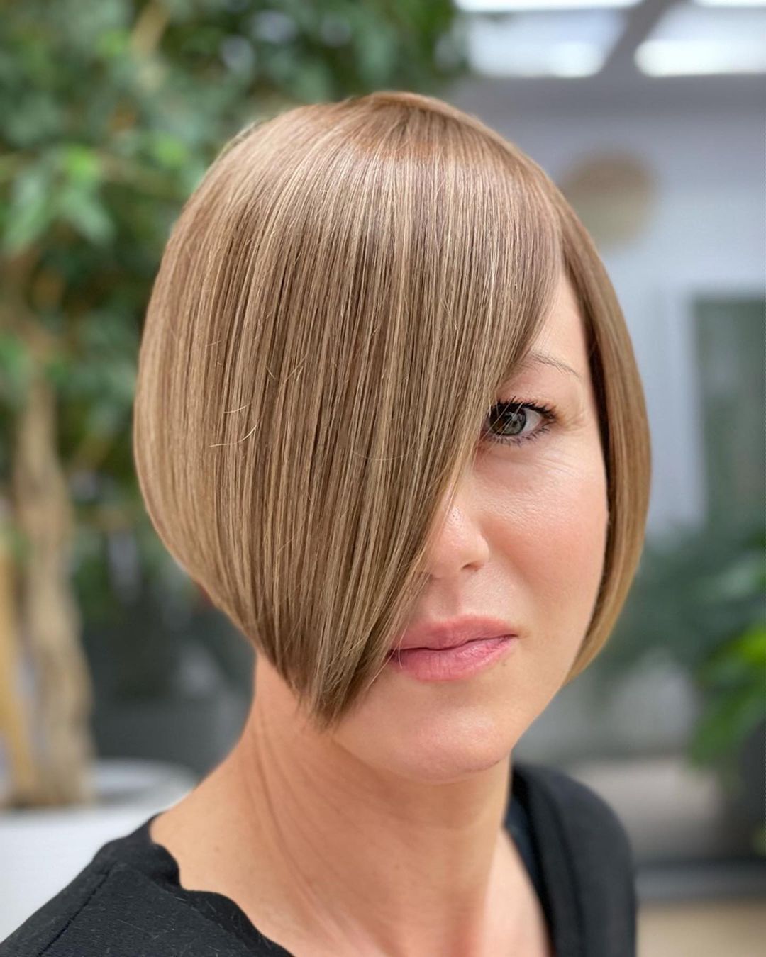  ผู้หญิงฝรั่ง ไว้ผมบ๊อบสั้น ผมสีบลอนด์ ตัดทรงผมสั้นข้างยาวข้างสำหรับผู้หญิง