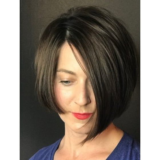 ผู้หญิงฝรั่งผมสีดำ ไว้ผมสั้น ตัดทรงผมสั้นข้างยาวข้างสำหรับผู้หญิง