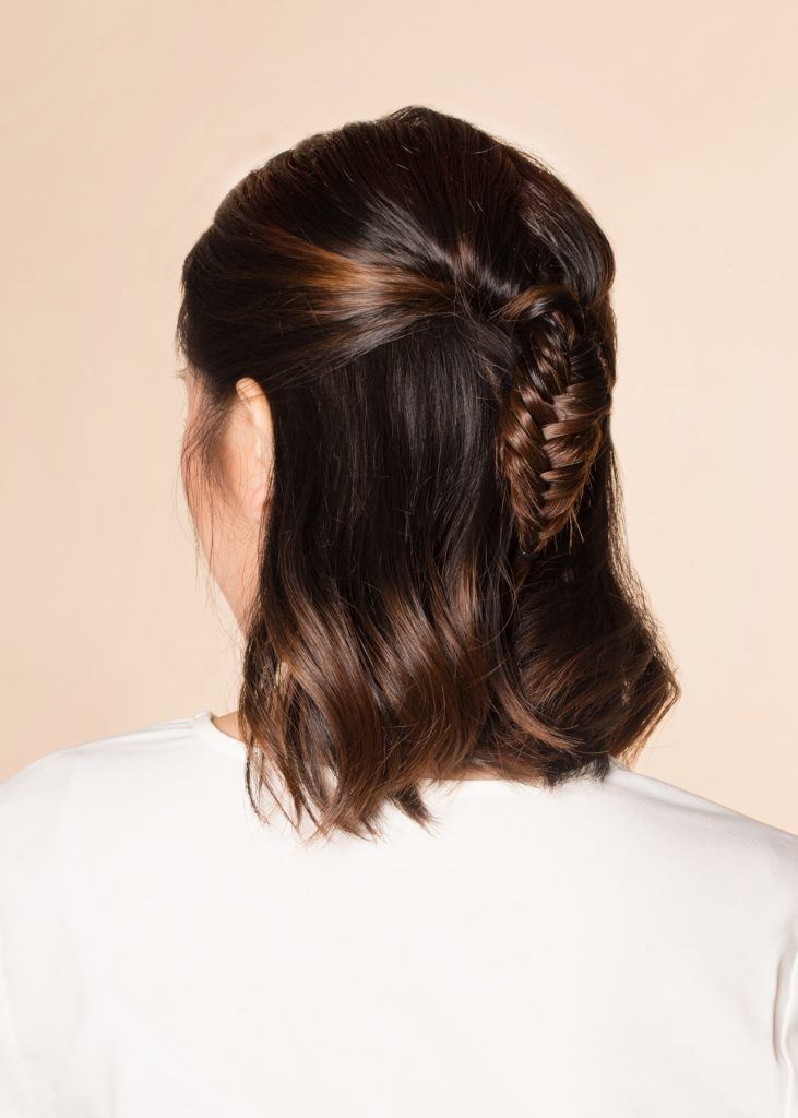 ผู้หญิงเอเชีย ผมสั้นประบ่า ถักเปียก้างปลาครึ่งหัว