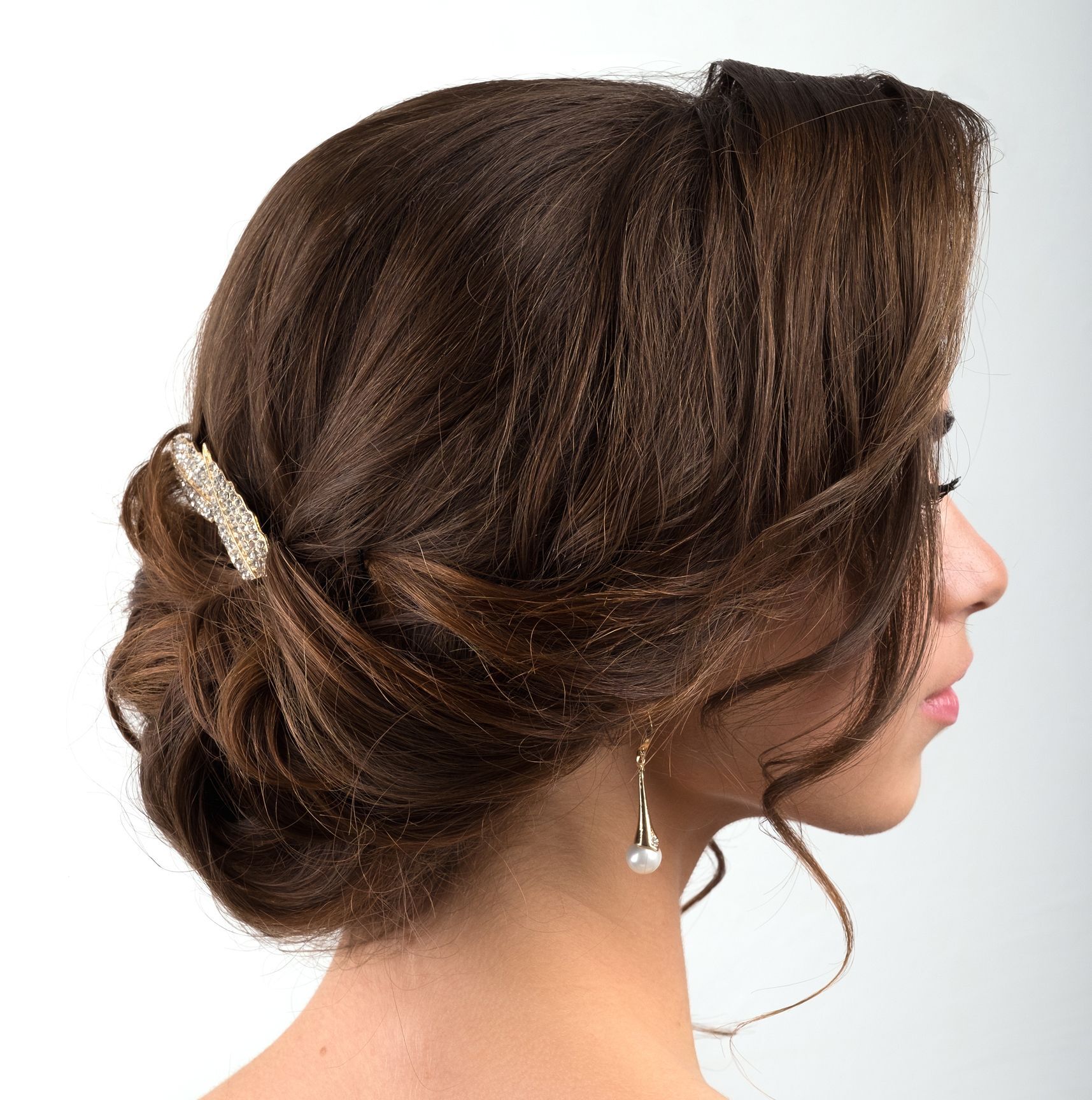 ทรงผมเกล้าหลวมๆ (Credit : Shutterstock)