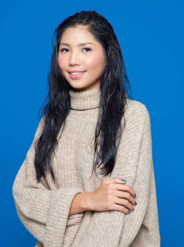 ผู้หญิง ผมยาวสีดำ จัดการผมชี้ฟู