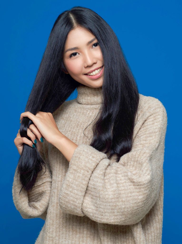 ผู้หญิง เอเชีย ไว้ผมยาว กำลังใส่ลีฟออน