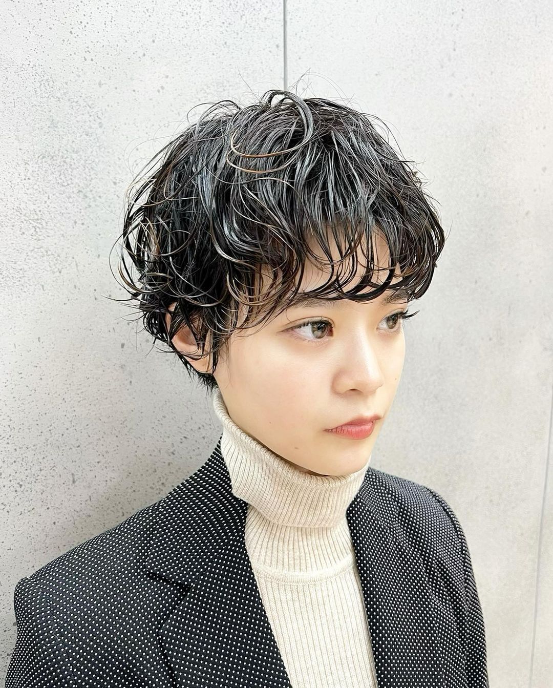 Lady_with_short_perme_hair_Bowl_Cut_Curl 