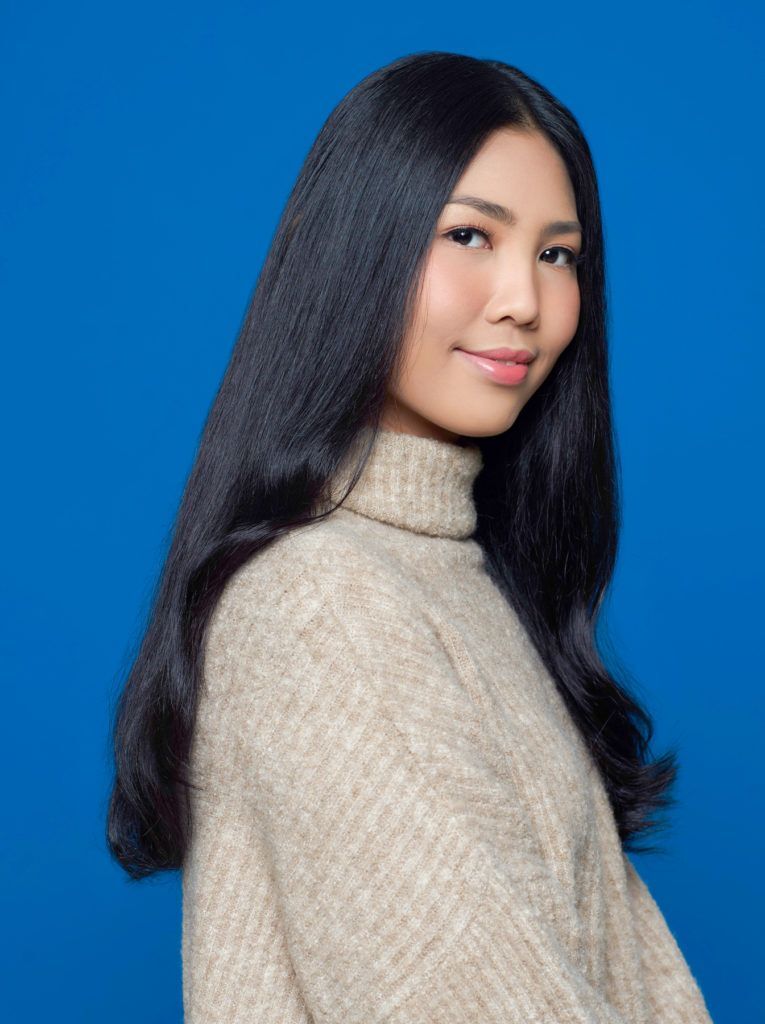ผู้หญิง ผมยาวสีดำ ปล่อยผมตรง ยาวสลวย