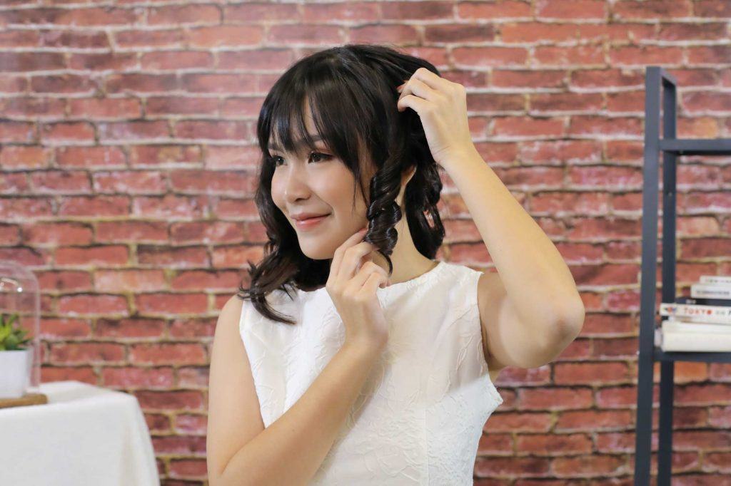 ผู้หญิงเอเชียผมยาวประบ่าสีดำ ม้วนผมลอน