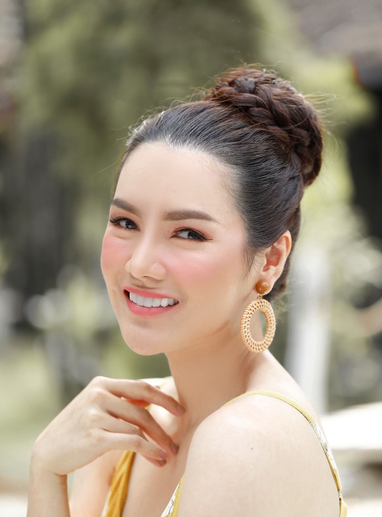 มัดผมดังโงะสูงๆ (Credit: Natasha Estelle)