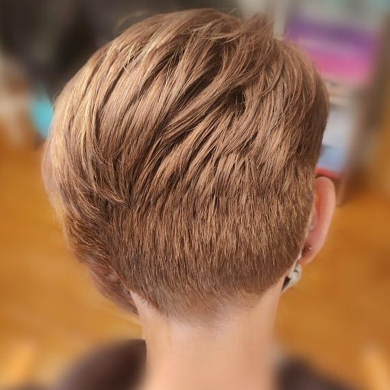 ผู้หญิงฝรั่ง ไว้ผมสั้น ตัดทรงผมสั้นข้างยาวข้างสำหรับผู้หญิง