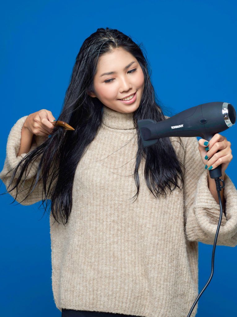 ผู้หญิง ผมยาวสีดำ จัดการผมชี้ฟู