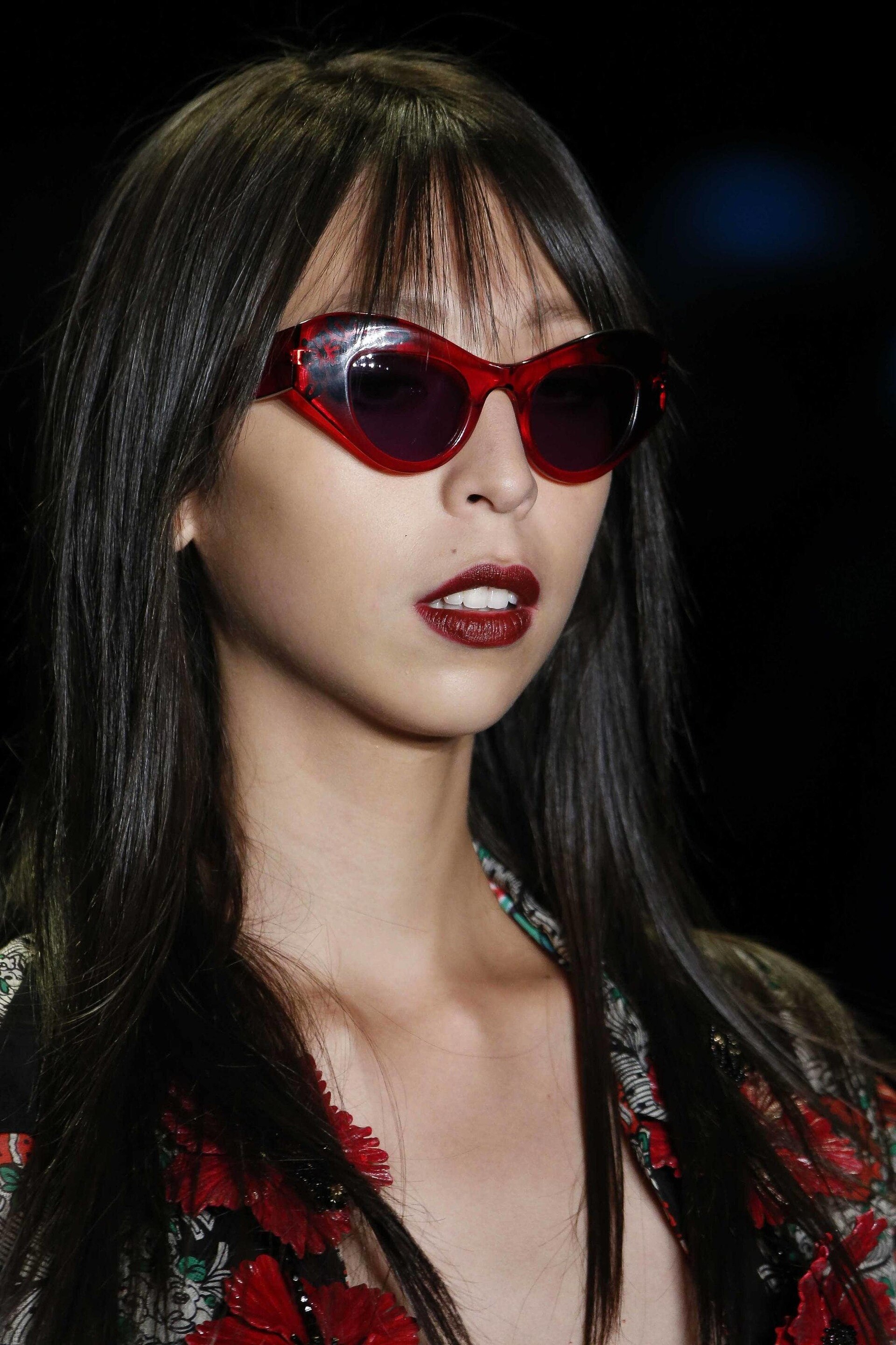 ผมตรงหน้าม้าซีทรู (Credit: indigitalimages.com)