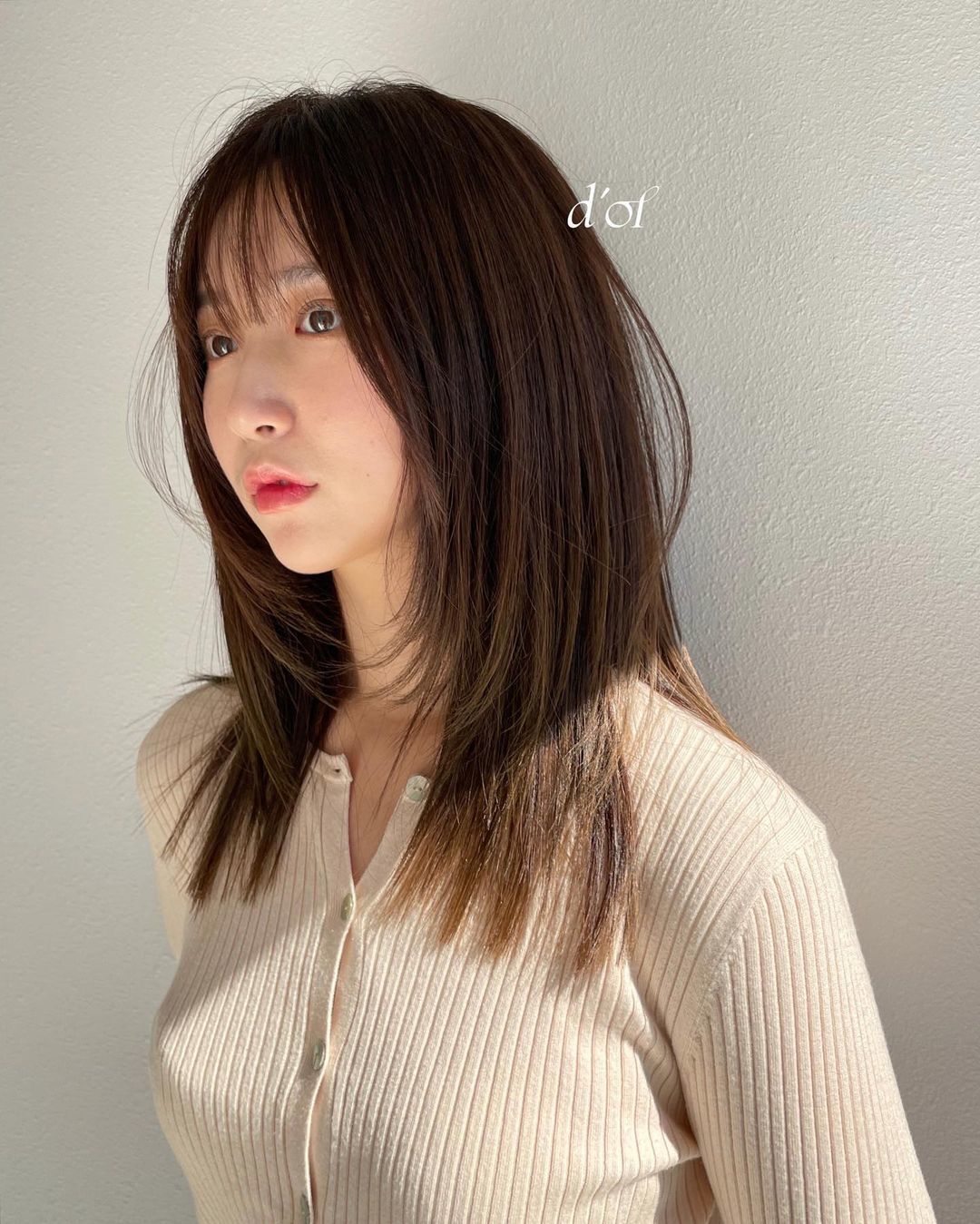 เพิ่มกิมมิกให้ผมยาวด้วยการสไลด์ปลาย (Credit: Instagram/@d.of_goeun)