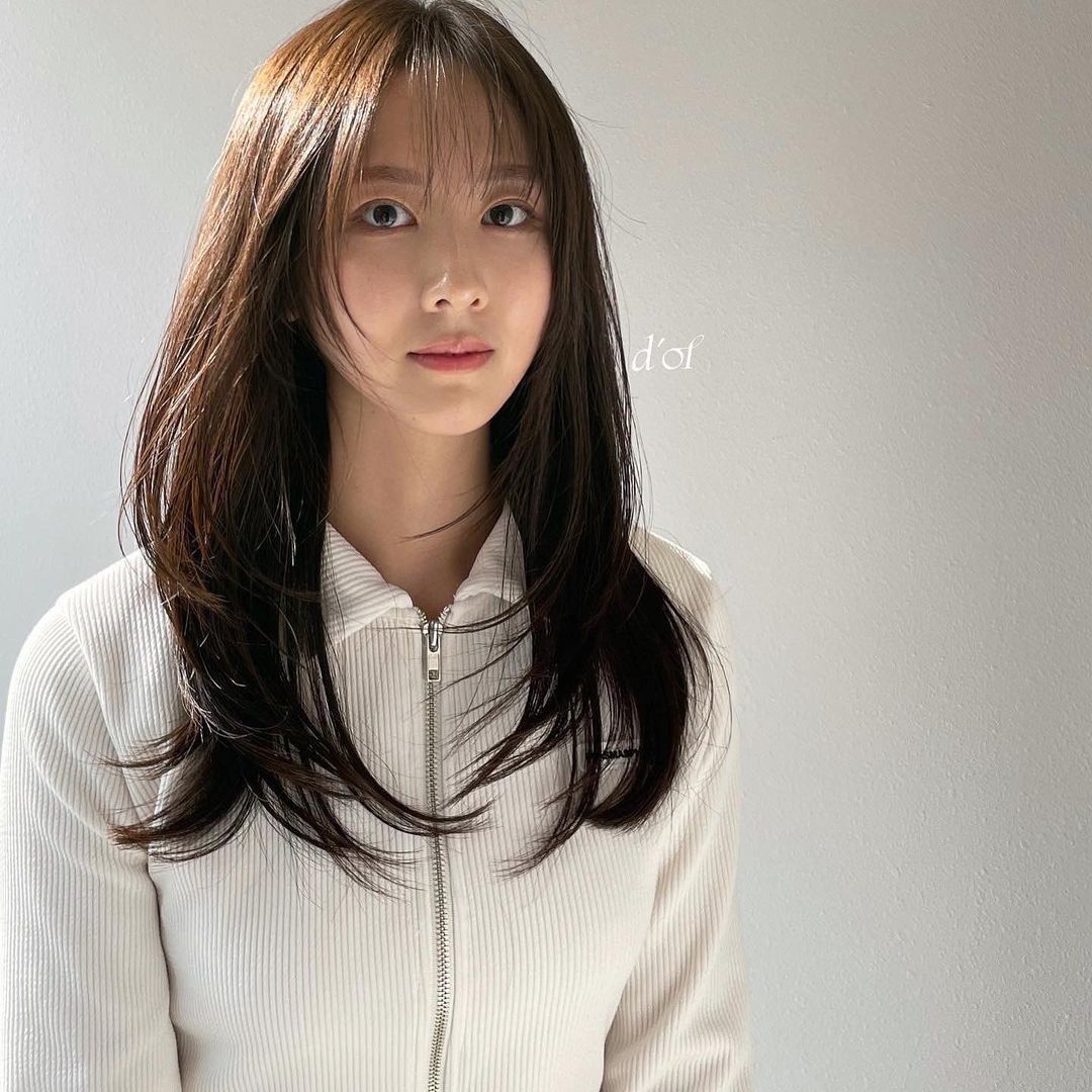สไลด์ผมล้อมกรอบหน้า เหมาะกับสาวๆ หน้ากลม (Credit: Instagram/@d.of_goeun)