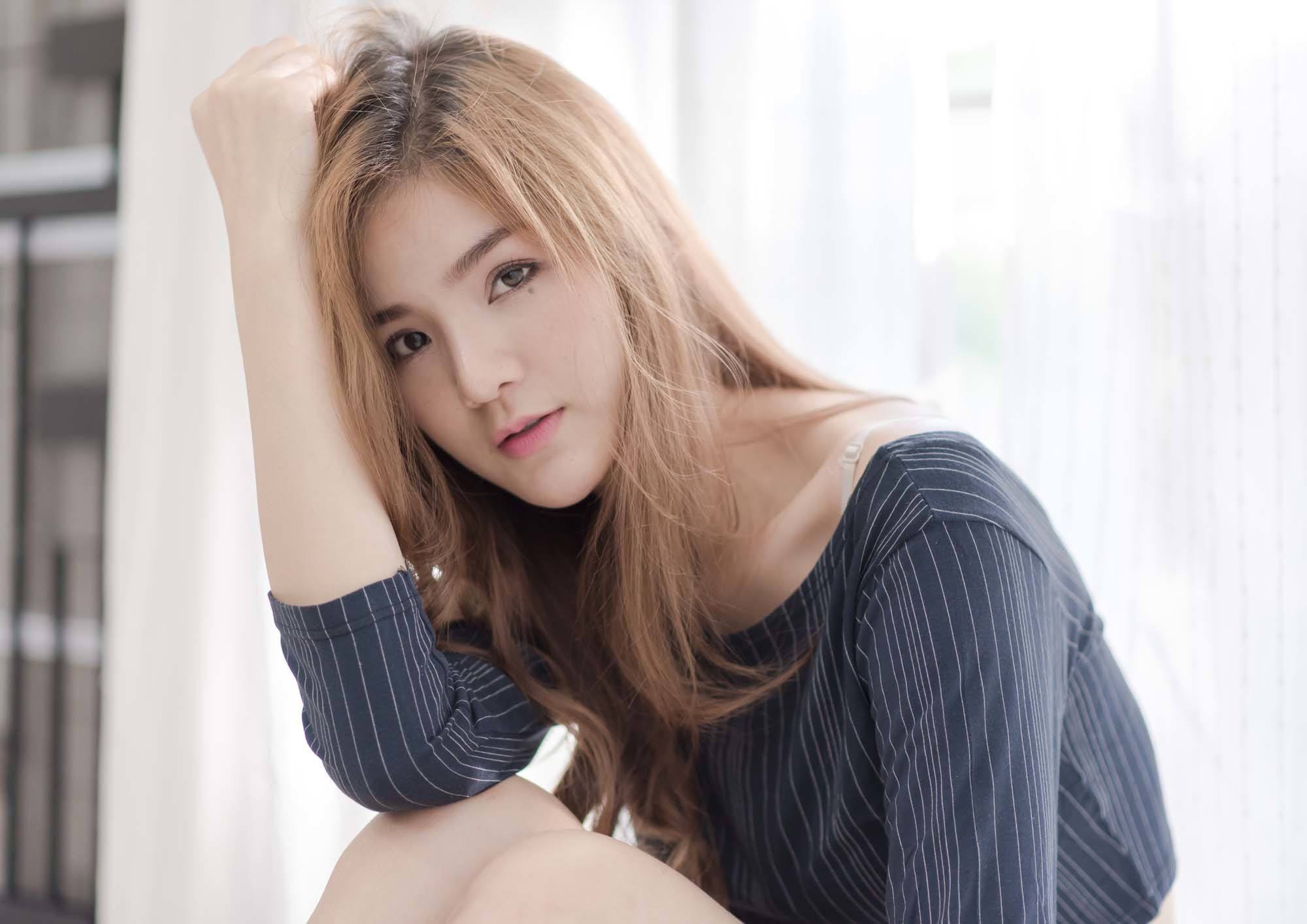 ผู้หญิงเอเชียผมยาว ย้อมผมสีบลอนด์