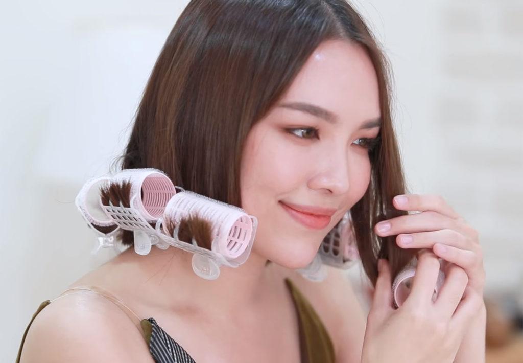 หญิงสาว แกะโรลม้วนผม ออกจากปลายผม