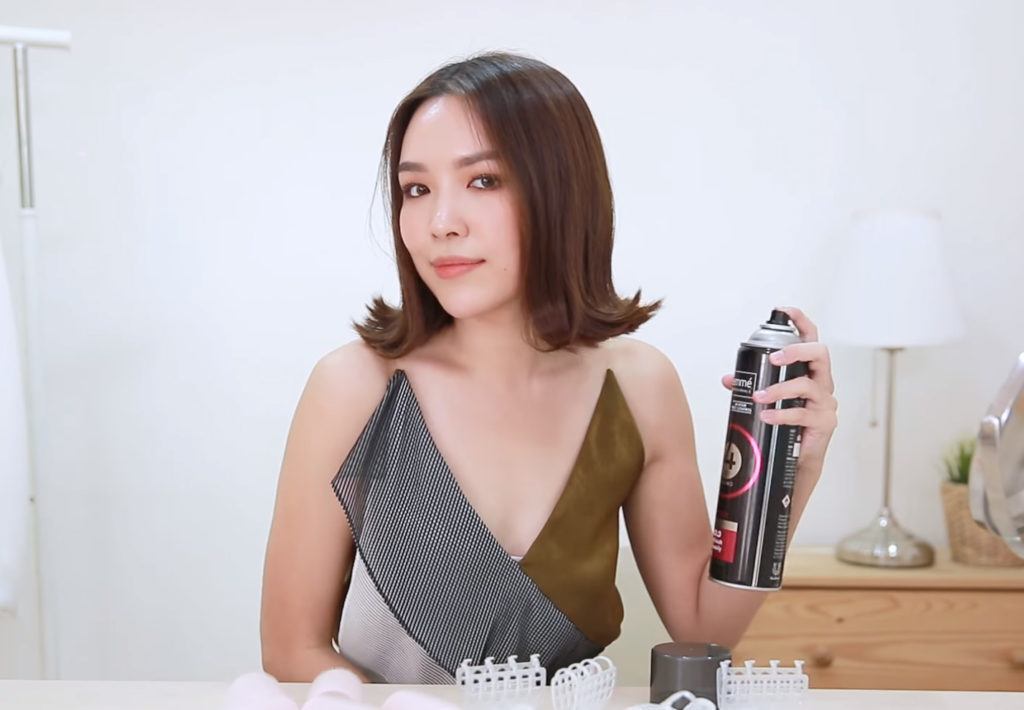 หญิงสาว ฉีดสเปรย์ ใส่ผม แก้ผมเป็ด