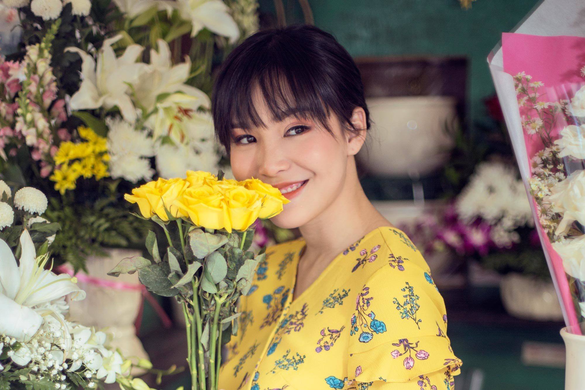 ผู้หญิงเอเชีย ผมประบ่า สาธิตวิธีเกล้าผมสั้นง่ายๆ