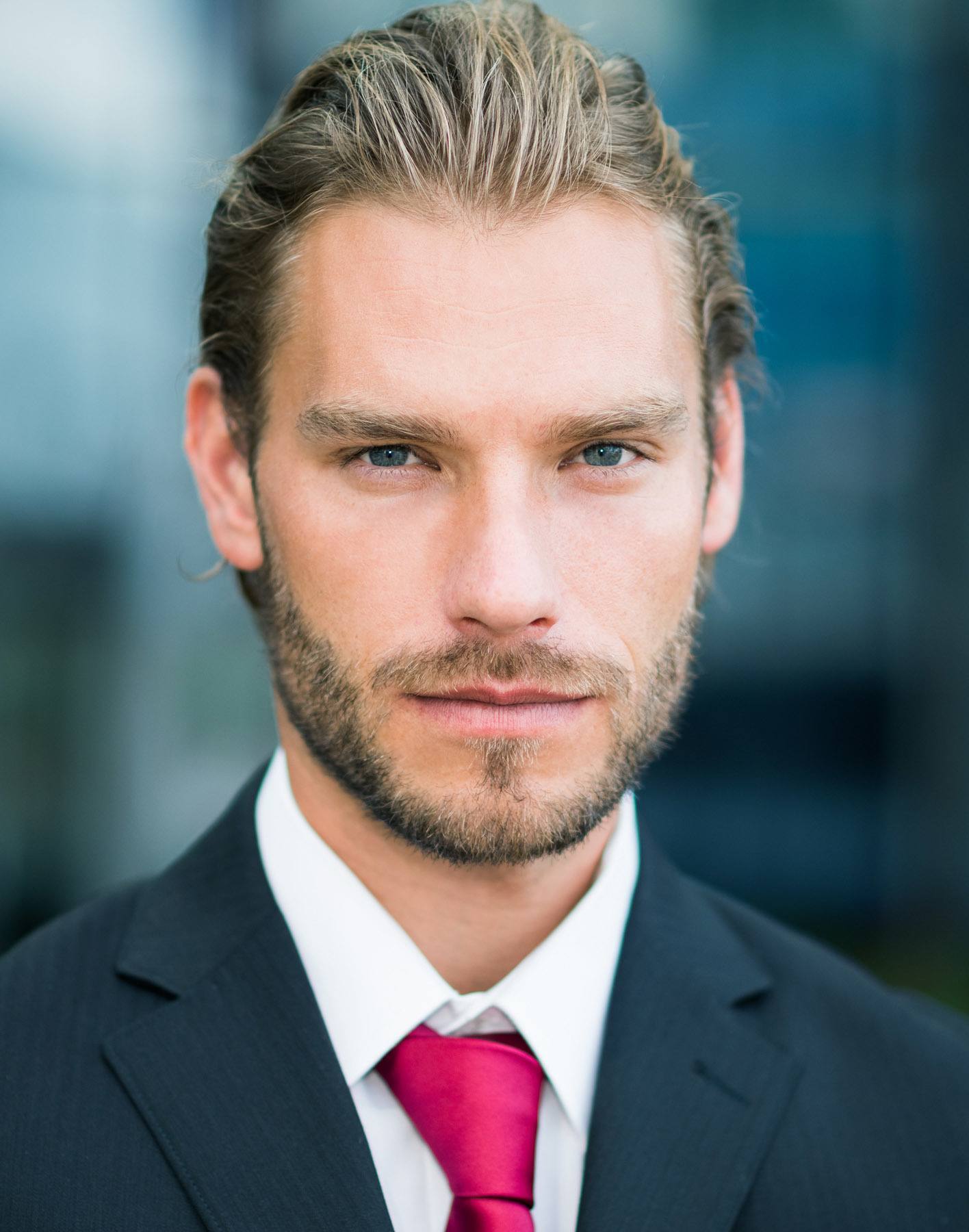 ทรงสลิคแบค (Slicked back) (Credit : Shutterstock)