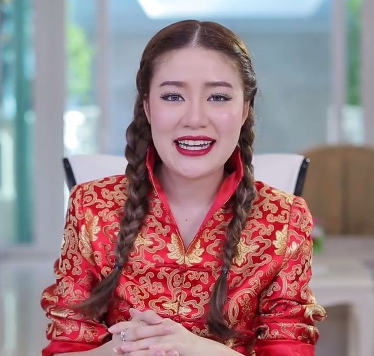 ถักเปียสองข้าง (Credit: All Things Beauty Youtube)