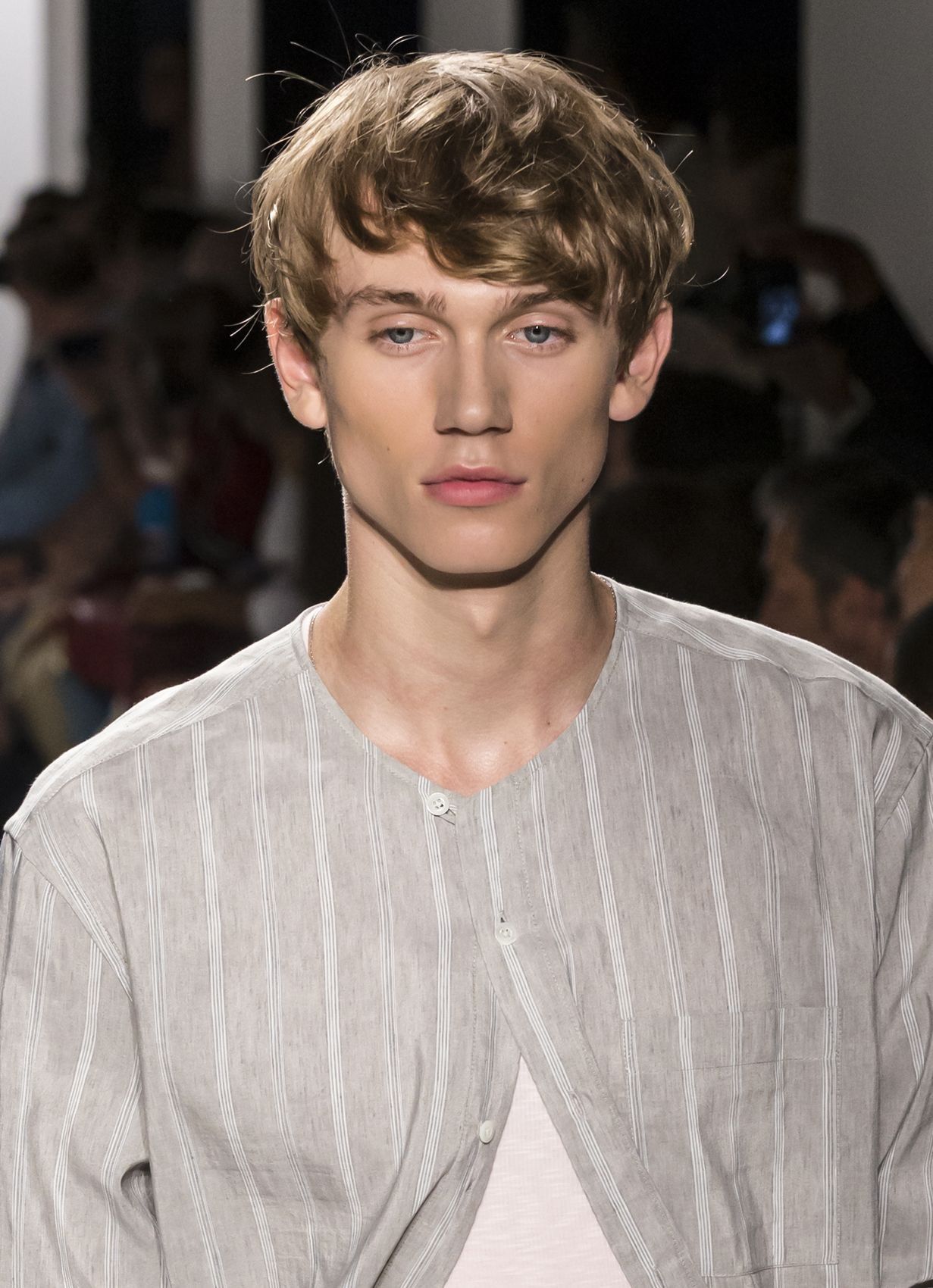 ไอเดียทรงผมผู้ชายไว้หน้าม้ากำลังมาแรง ดูหล่อดีมีสไตล์ เท่ก็ได้ น่ารักก็ด้วย