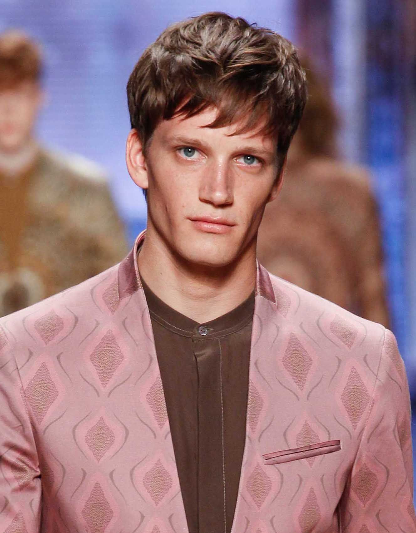 ไอเดียทรงผมผู้ชายไว้หน้าม้ากำลังมาแรง ดูหล่อดีมีสไตล์ เท่ก็ได้ น่ารักก็ด้วย