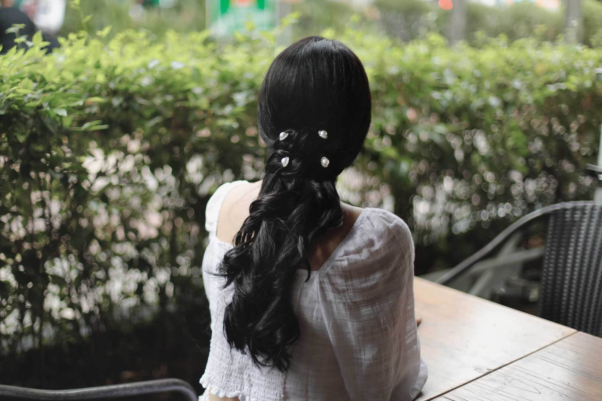 ผู้หญิงเอเชียผมยาวสีดำ ทำทรงผมครึ่งหัว