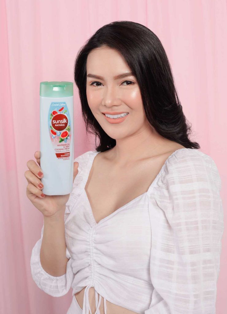 ผู้หญิงเอเชีย ผมยาวสีดำ ถือขวดแชมพู