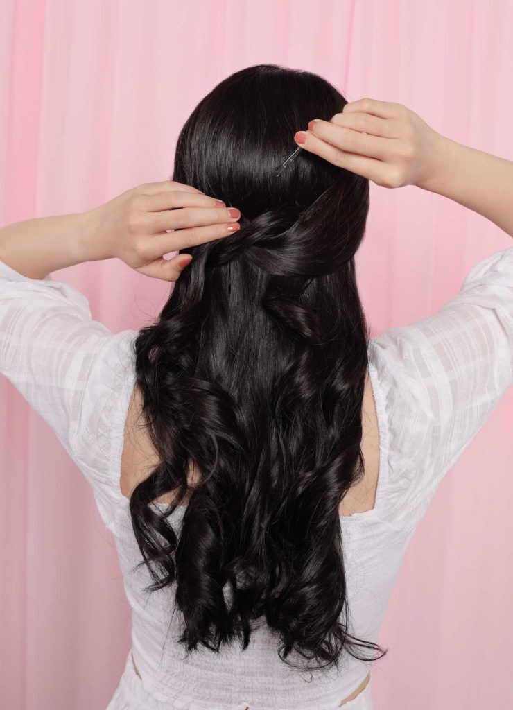 ผู้หญิงเอเชีย ผมยาวสีดำ ติดกิ๊บบนผม 