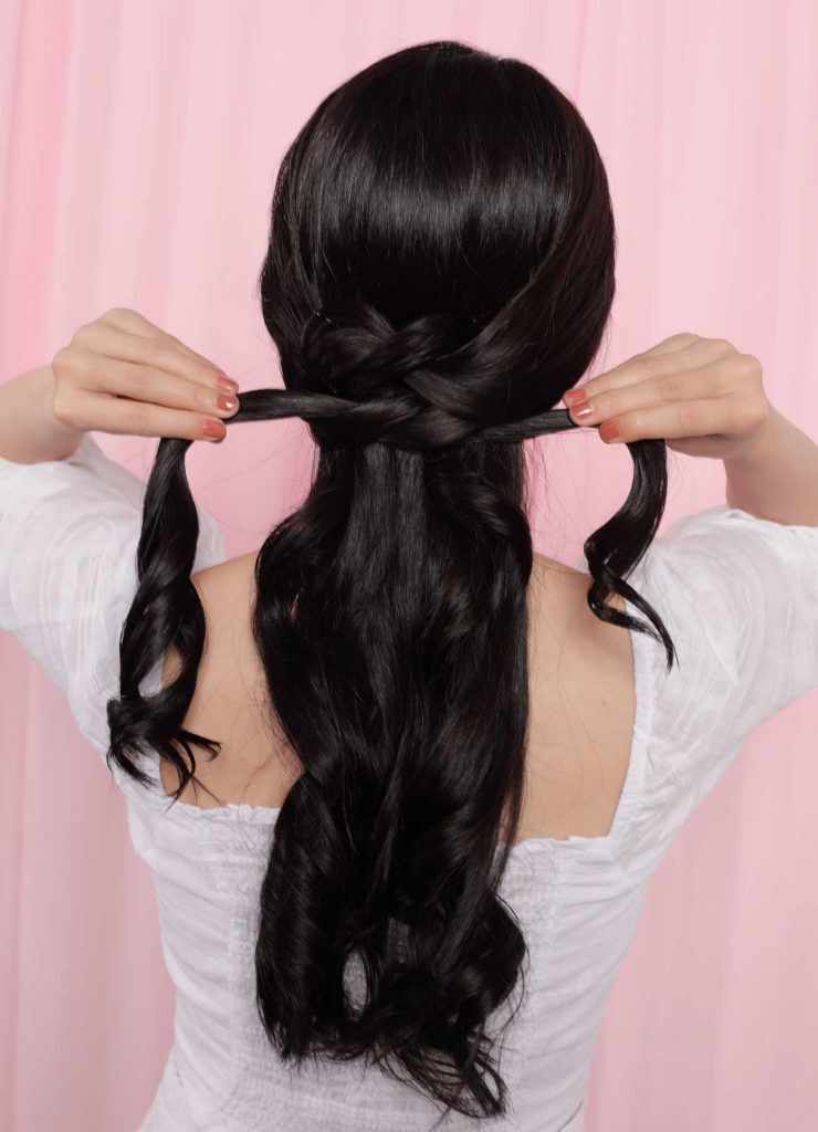 ผู้หญิงเอเชีย ผมยาวสีดำ จับปอยผมมัดผมครึ่งหัว ชั้นที่สอง