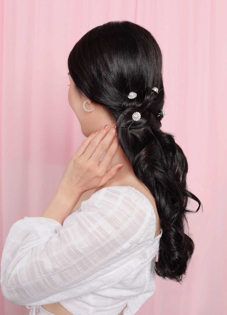 ผู้หญิงเอเชีย ผมยาวสีดำ หันข้าง โชวทรงผมรวบครึ่งหัว ติดมุก