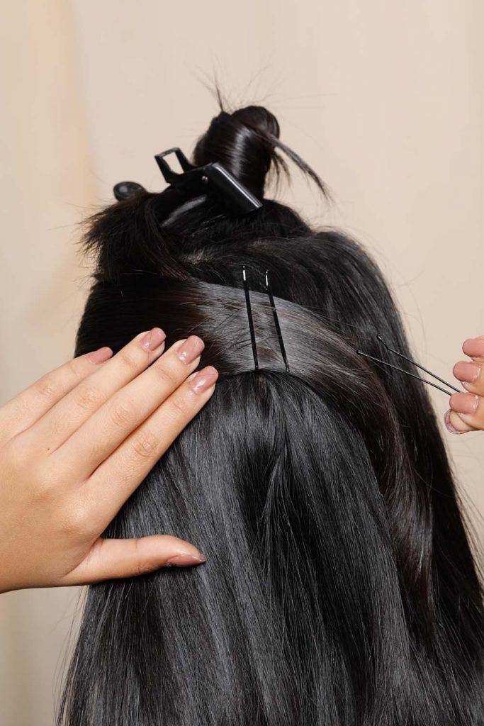 ผู้หญิงเอเชียหน้ากลมผิวคล้ำผมสั้น กำลังติดกิ๊บดำ