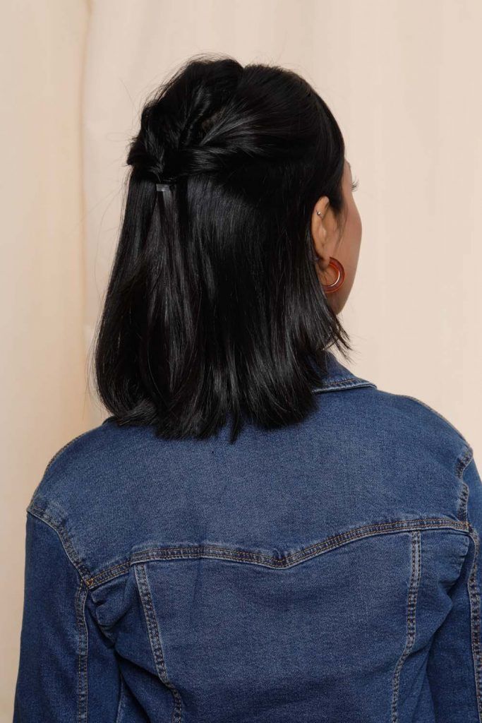 ผู้หญิงเอเชียหน้ากลมผิวคล้ำผมสั้น หันหลัง