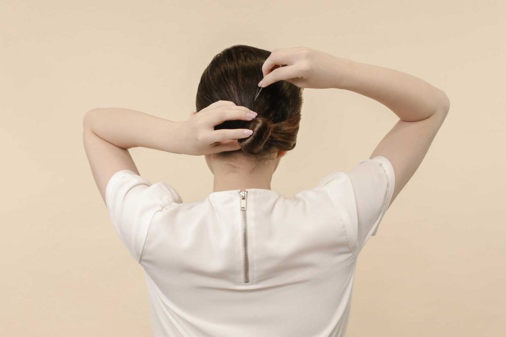 ผู้หญิงเอเชียผมสั้นสีดำ กำลังมัดผม