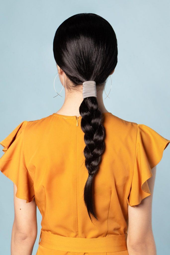 ผู้หญิงเอเชีย สาธิตวิธีการทำผม ผมเปียหางม้า