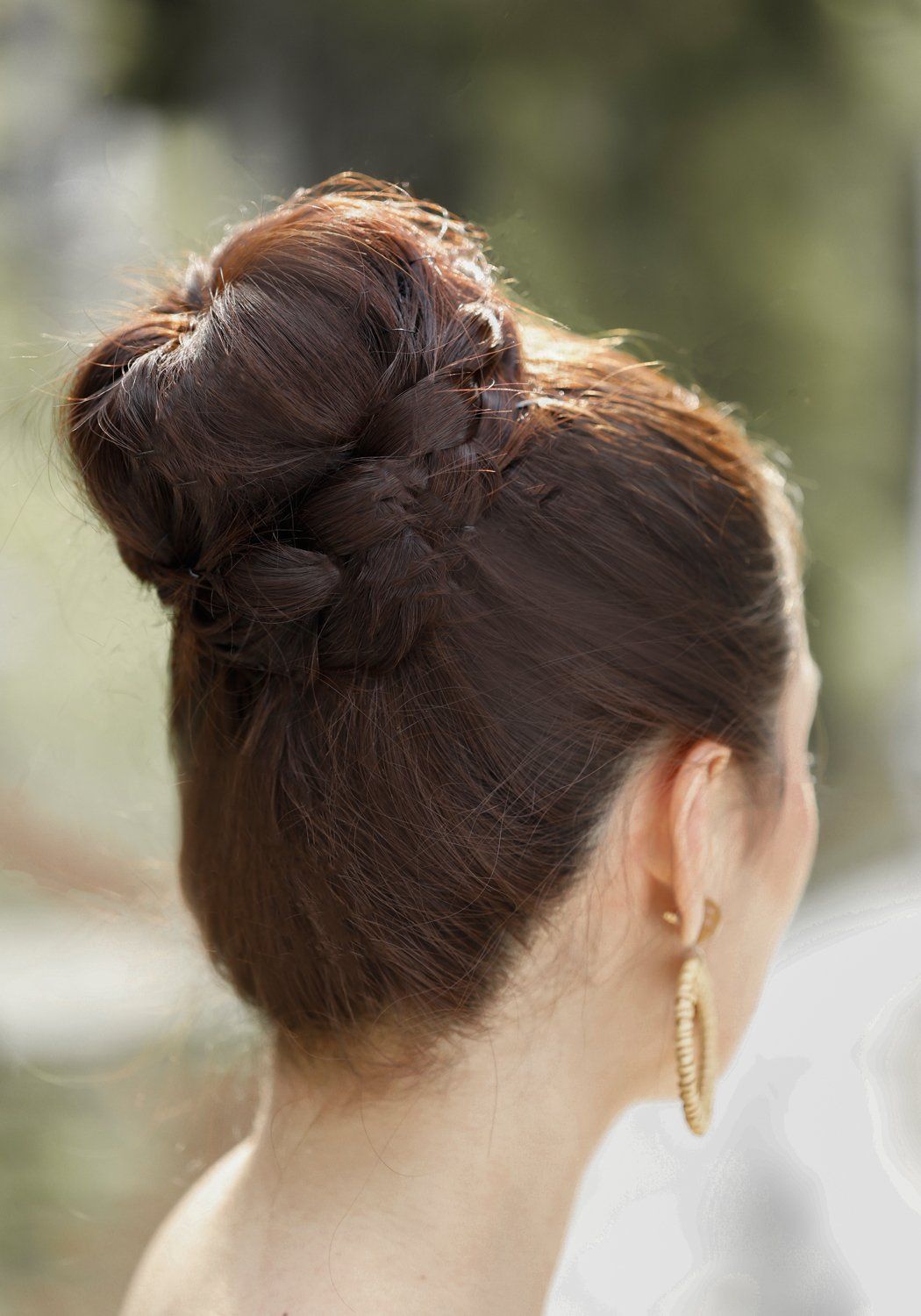 ทรง Top Bun (Credit: Natasha Estelle)