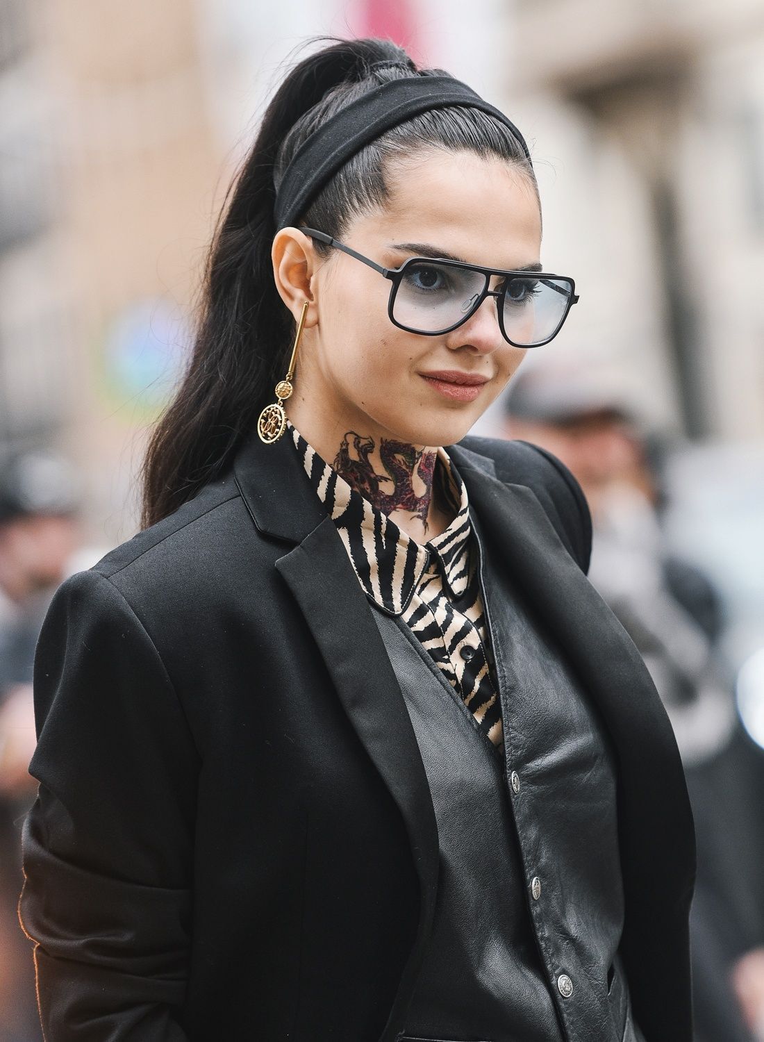 ผมหางม้าสูง และคาดผม (Credit: Rex by Shutterstock)