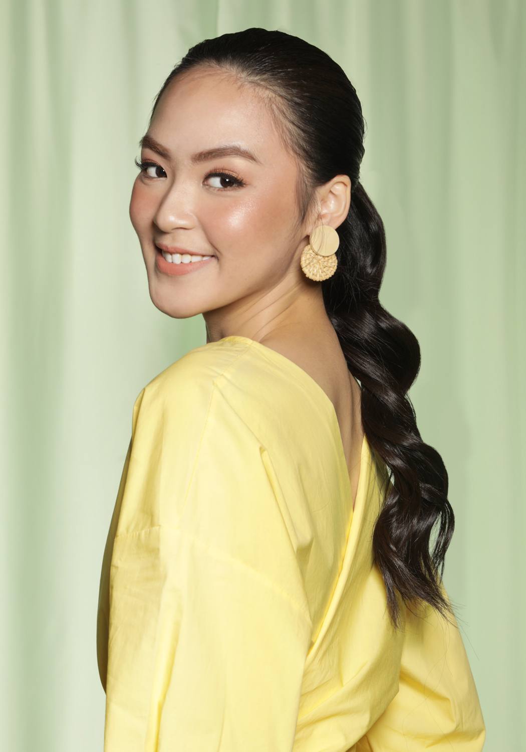 ผมหางม้าต่ำ เปิดหน้า (Credit: Natasha Estelle)