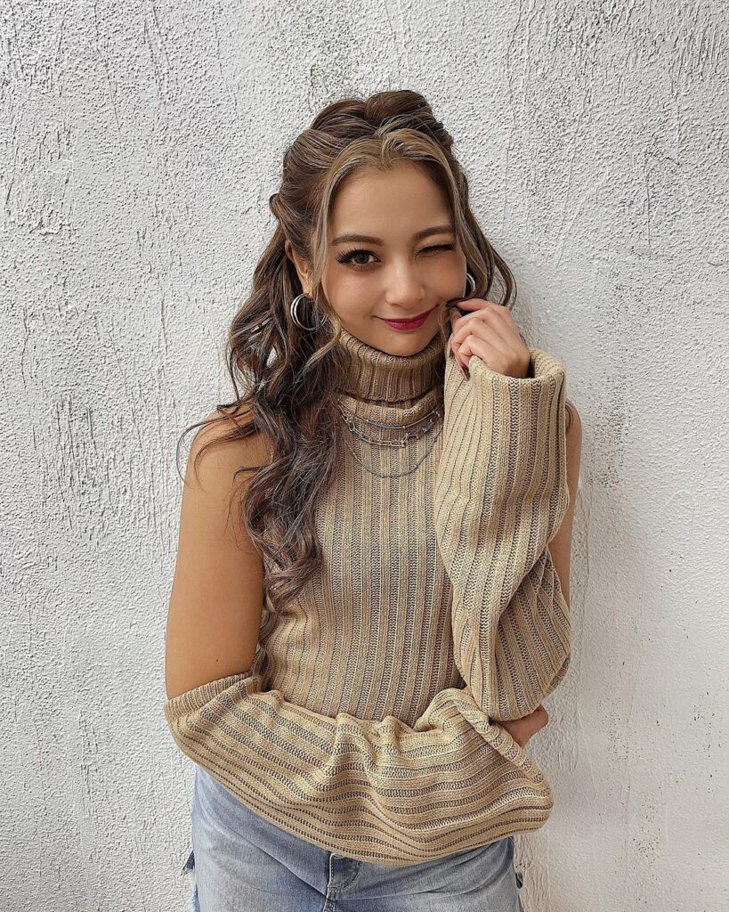 ปอยหวานผมยาวม้วนลอนรวบครึ่งหัว