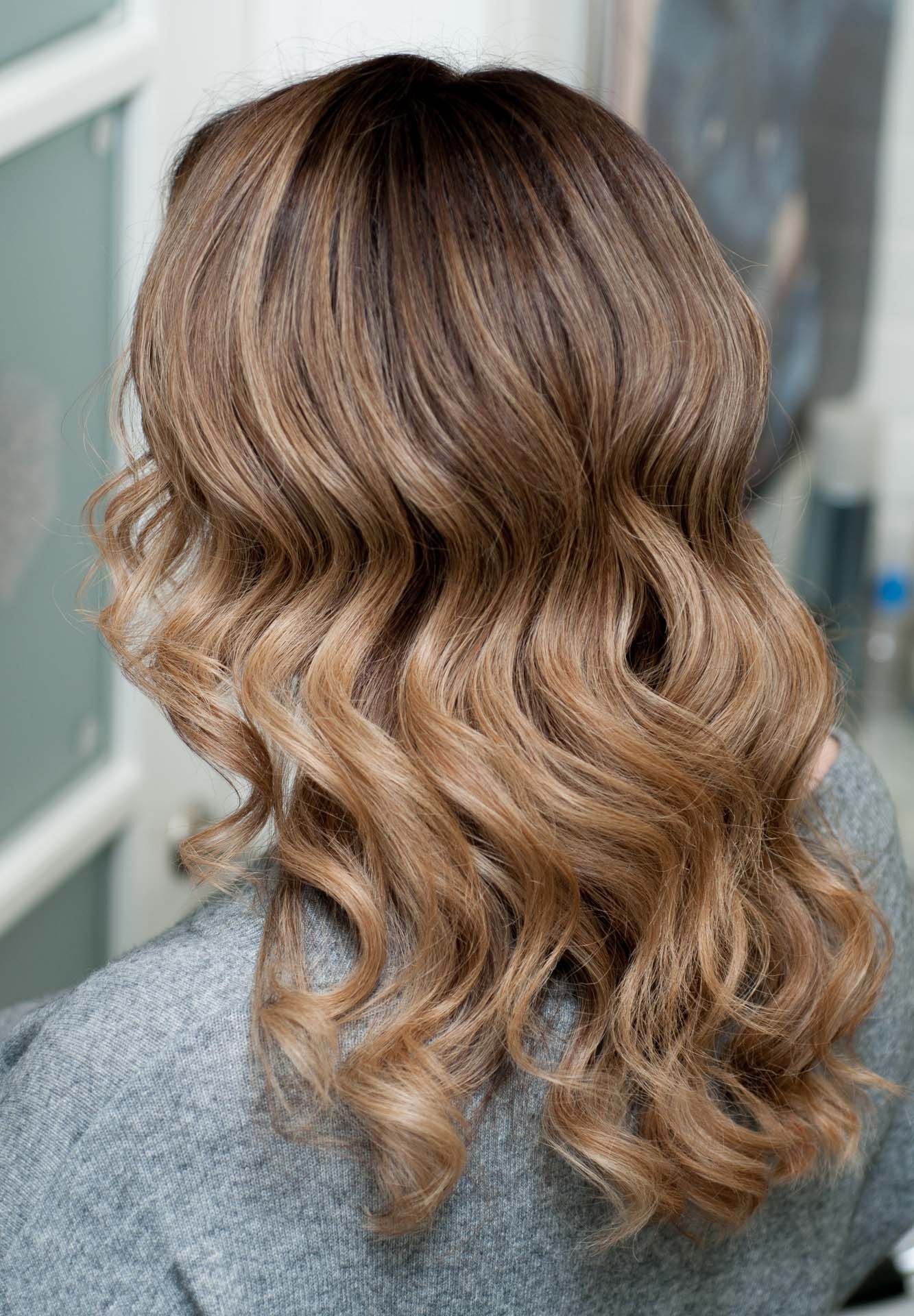 ผู้หญิง ฝรั่ง ไว้ผมยาว ผมดัดลอน ทำผมสีบลอนด์เข้ม 