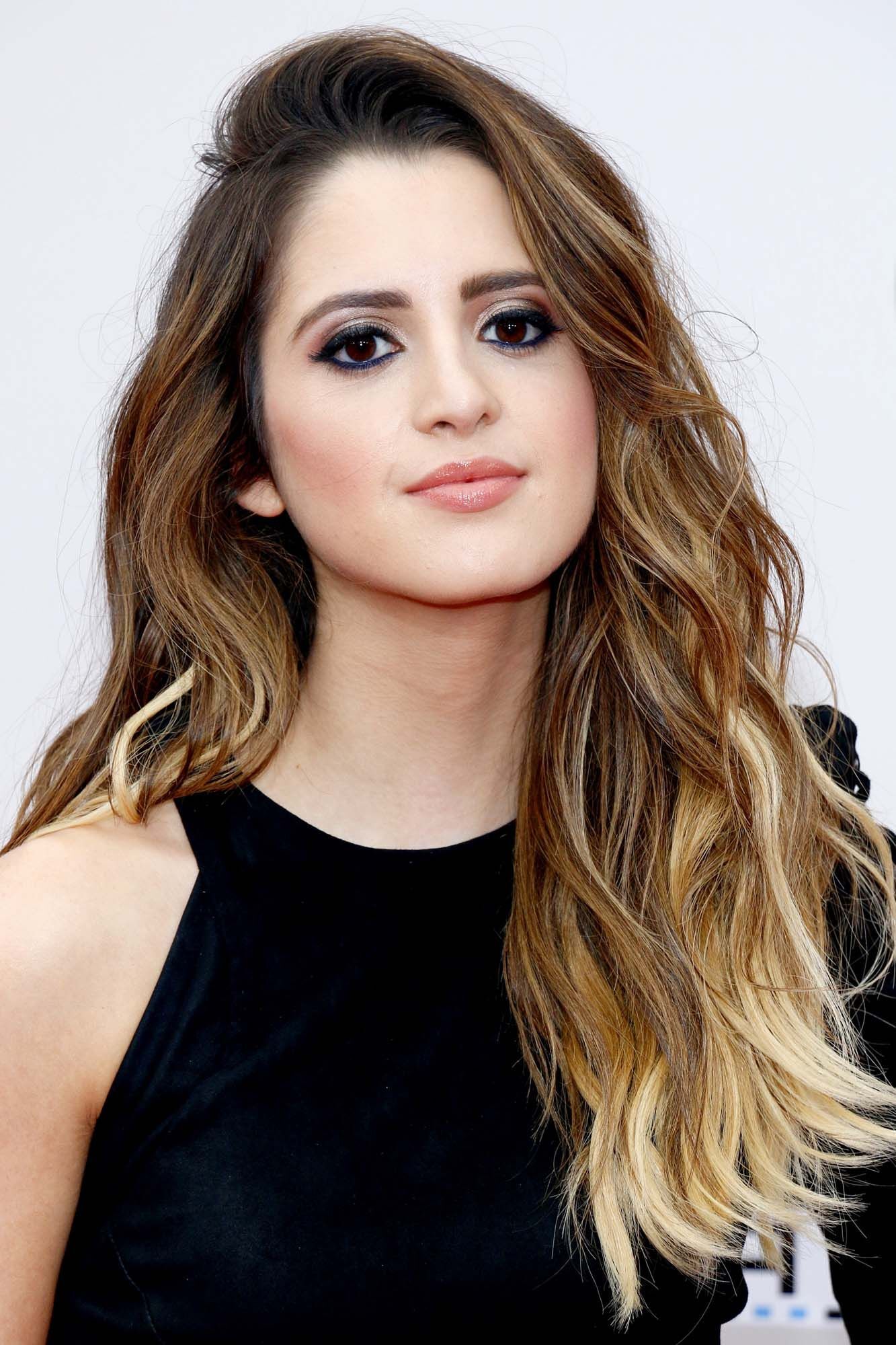 ผู้หญิง ฝรั่ง ไว้ผมยาว ดัดลอน ผมสีบลอนด์เข้ม ผมยาว