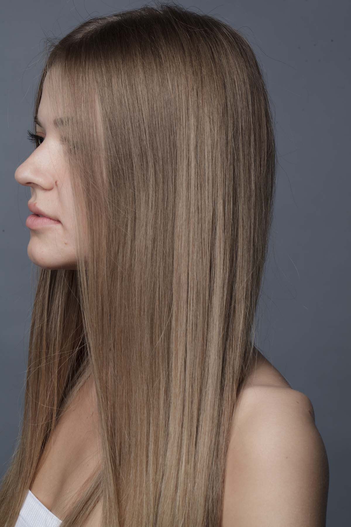 ผู้หญิง ฝรั่ง หันข้าง ไว้ผมยาว ดัดลอน ทำผมสีบลอนด์เทาเข้ม