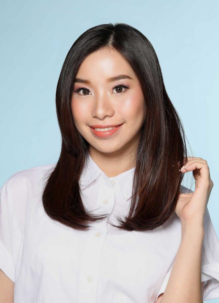 ผู้หญิงเอเชียผมยาว กำลังจับผม