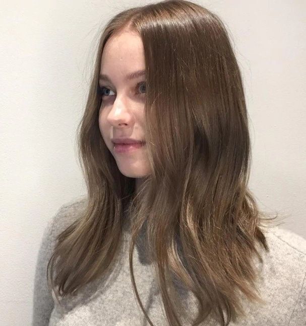 ผู้หญิง ฝรั่ง ไว้ผมยาว ดัดลอน ทำผมสีน้ำตาลบลอนด์เข้ม