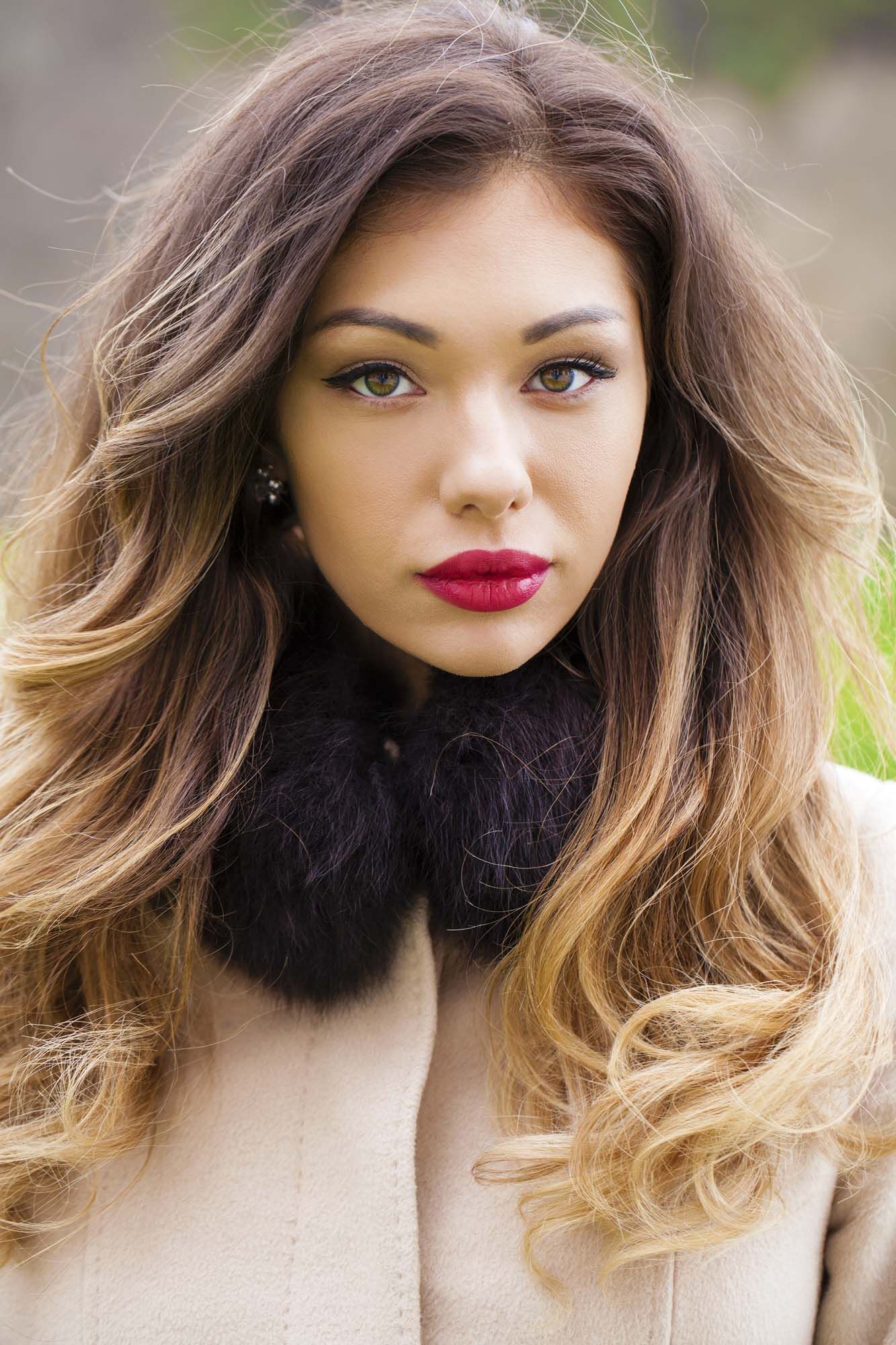   ผู้หญิง ฝรั่ง ไว้ผมยาว ทำผมสีบลอนด์ทอง ไล่เฉดเข้มไป่อ่อน