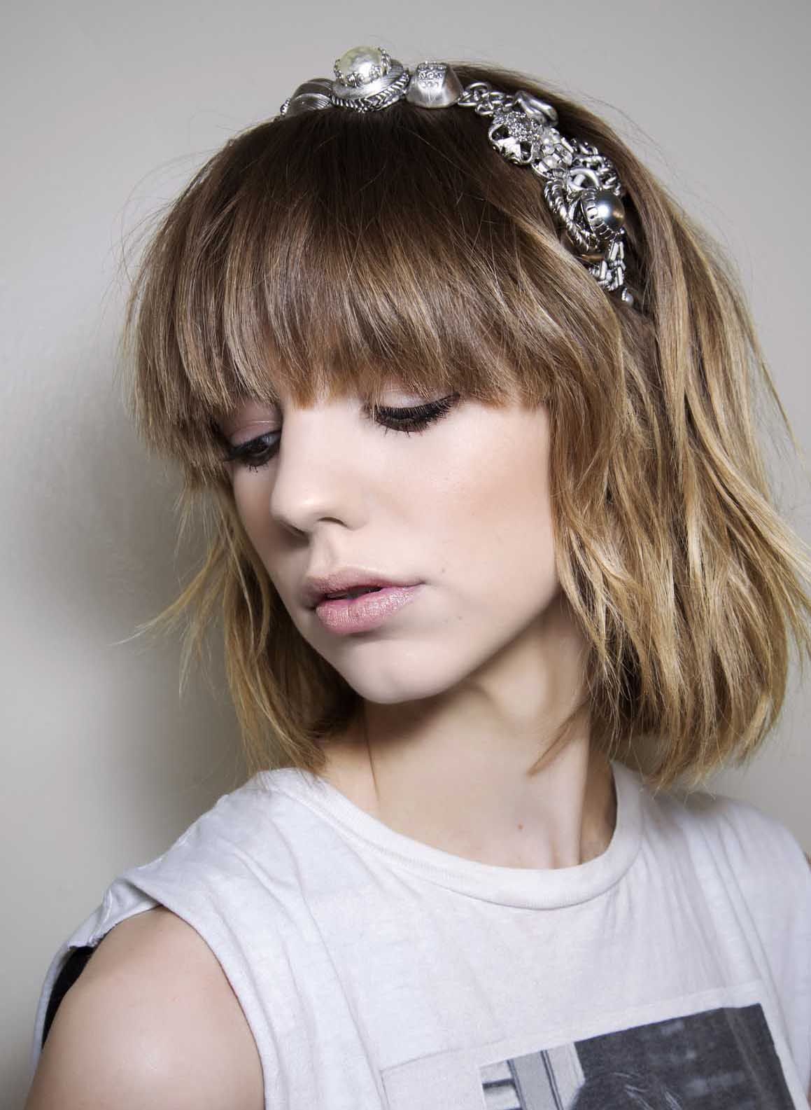 ผู้หญิง ฝรั่ง หันข้าง ไว้ผมยาวประบ่า ทำผมสีบลอนด์เข้ม