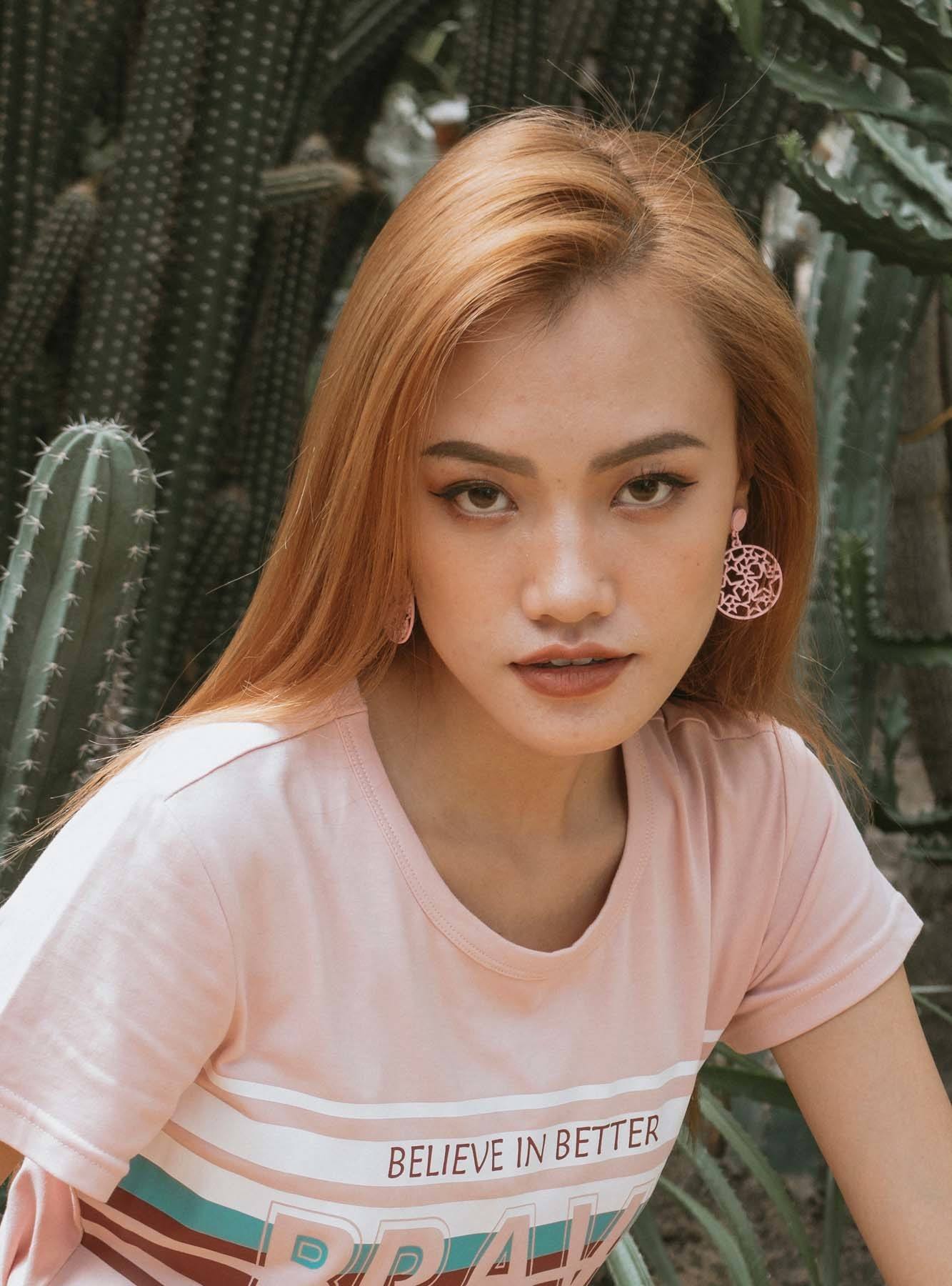 ผู้หญิง เอเชีย ไว้ผมยาว ผมตรง ทำสีผมบลอนด์เข้ม ประกายทอง