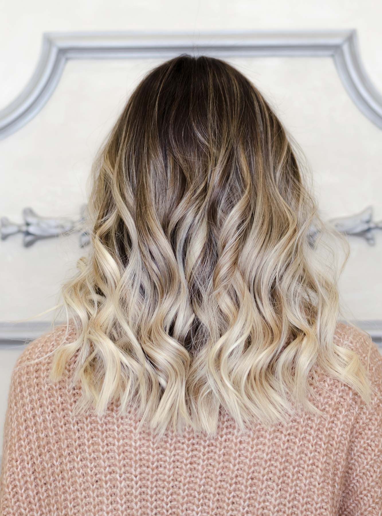 ผู้หญิง ฝรั่ง หันหลัง ไว้ผมยาว ดัดลอน ทำผมสีบลอนด์เข้ม แบบดิปดาย