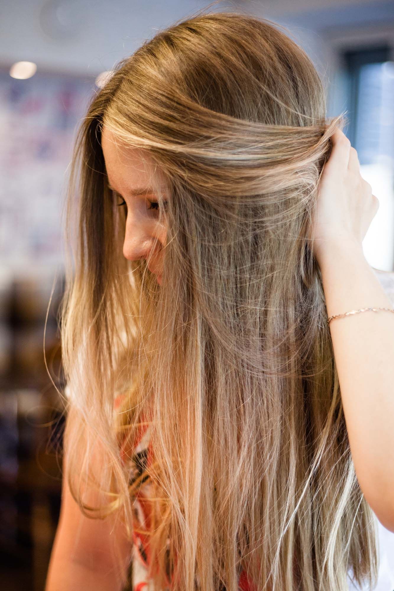 ผู้หญิง ฝรั่ง หันข้าง ไว้ผมยาว ผมตรง ทำผมสีบลอนด์เข้ม ไฮไลต์สีทอง